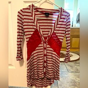 Daytrip y2k grey & red lace top